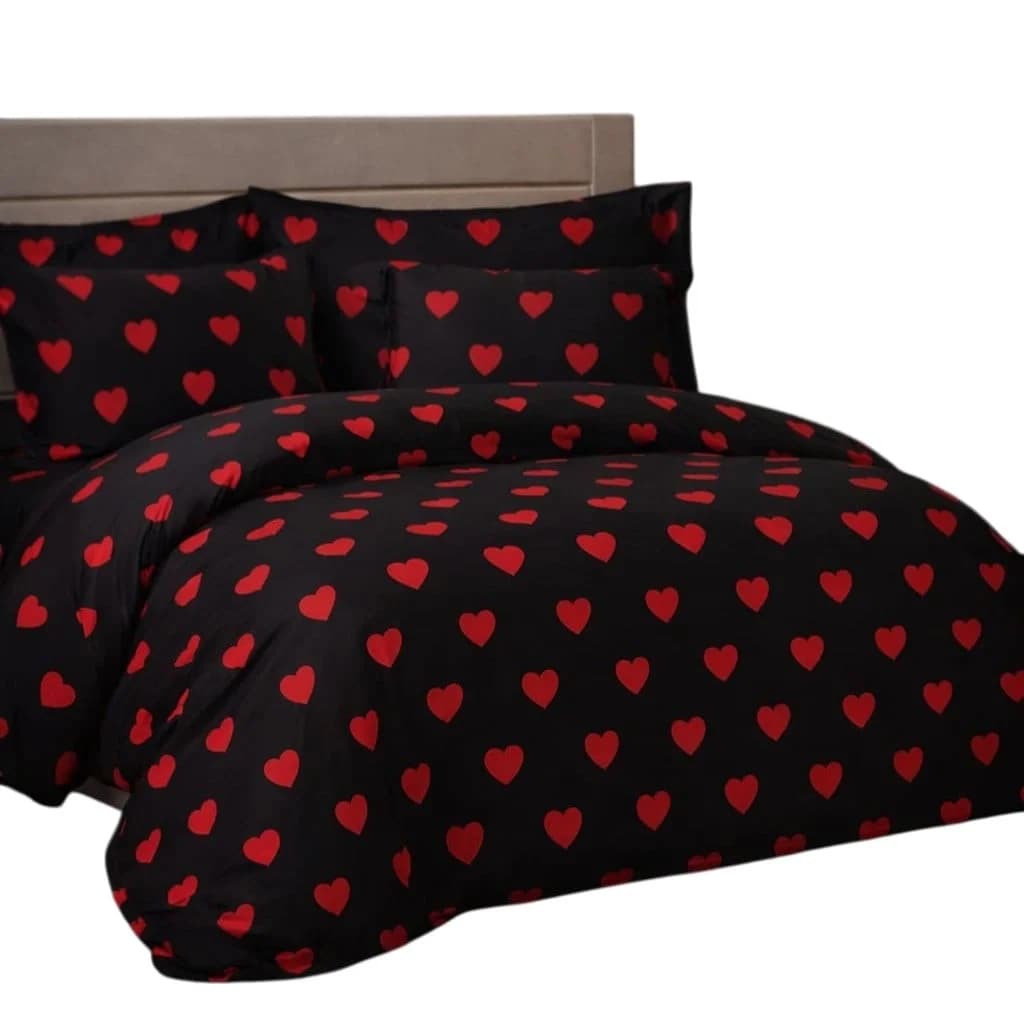 Yataq dəsti Karacan Home, yorğan üzü 200x220 sm, mələfə 220x240 sm, yastıq üzü 50x70 sm, qara-qırmızı ürək naxışlı, ranfors