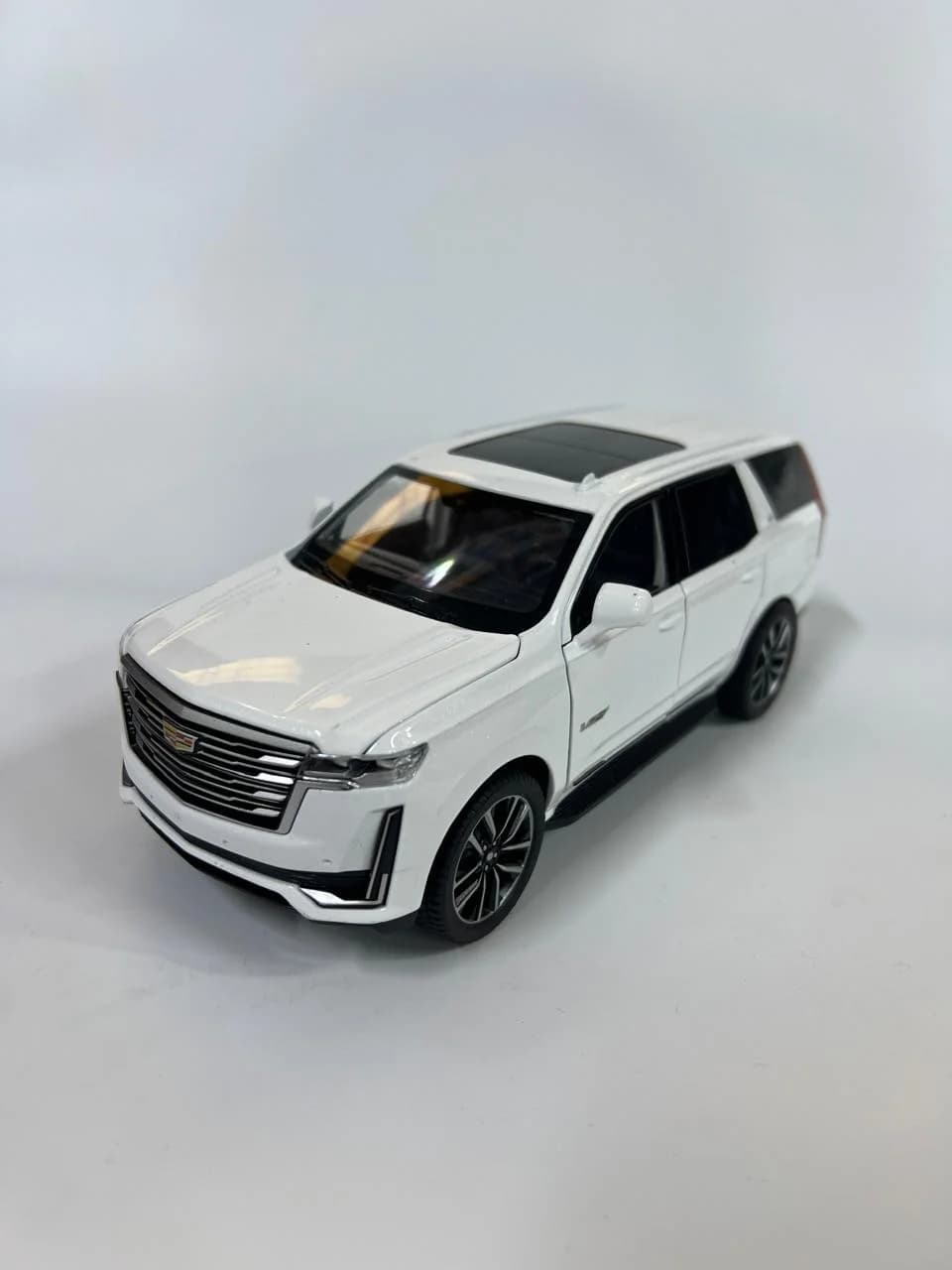 Avtomobil Cadillac Escalade Luxury Platinum 1:24, metal, ağ