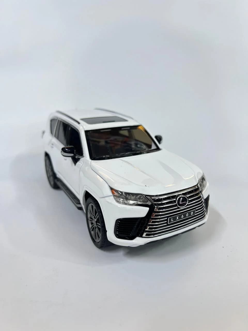 Avtomobil Lexus LX600 SUV 1.24 SUV, metal