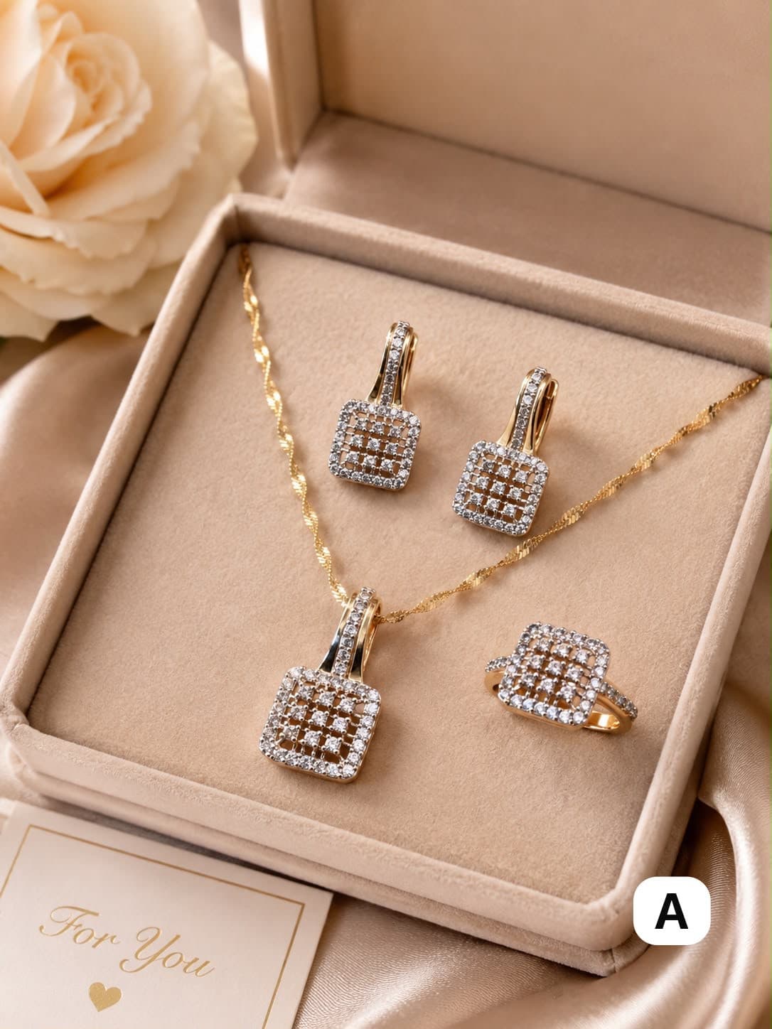 Bijuteriya dəsti No brand, boyunbağı + sırğa + üzük, qadınlar üçün, qızılı, metal ərintisi — şəkil 2